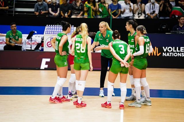 작전 지시 듣는 불가리아 여자배구 대표팀 선수들