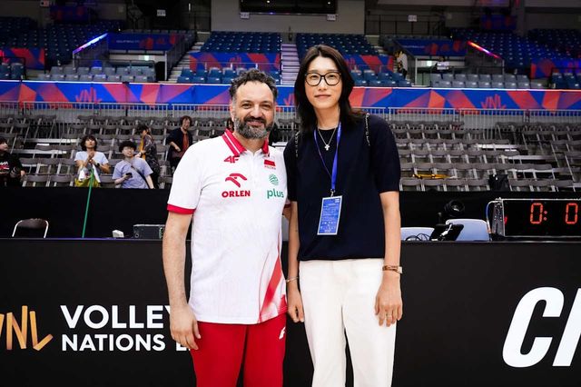 라바리니 폴란드 여자배구 대표팀 감독(왼쪽)과 만난 김연경
