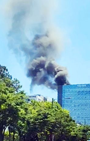 치솟는 검은 연기