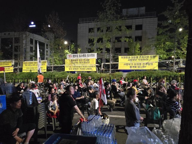 윤석열 전 대통령에 대한 구속영장 발부 직후 망연자실한 법원 앞 지지자들