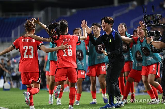 동점골 기쁨 나누는 장슬기