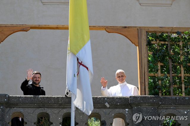 손 흔드는 교황과 젤렌스키