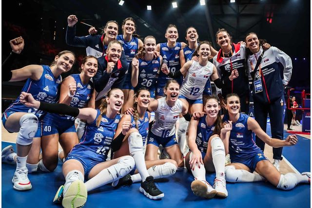 첫 승을 올리고 기뻐하는 세르비아 선수들 