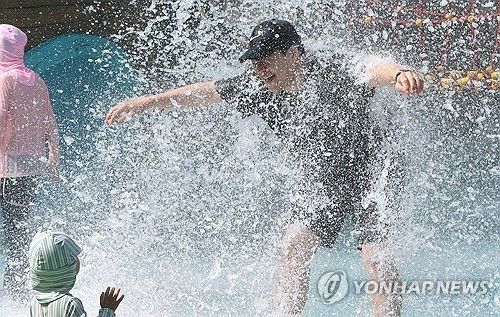 시원한 물줄기 맞으며