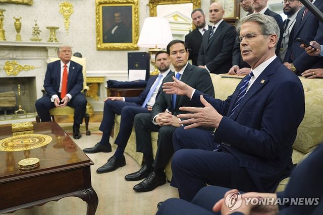 지난달 5일(현지시간) 미국 백악관 집무실에 모인 스콧 베선트 미 재무장관(오른쪽)과 도널드 트럼프 대통령(왼쪽)