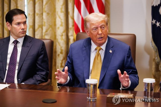 8일(현지시간) 미국 워싱턴DC 백악관에서 내각회의 주재하는 도널드 트럼프 대통령