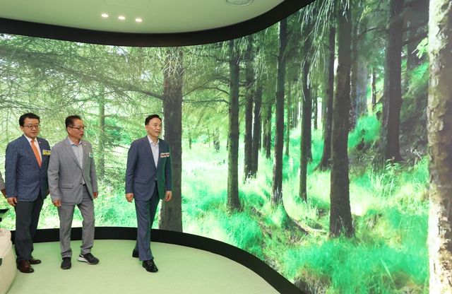 강남힐링센터 신사센터를 둘러보는 조성명 구청장(오른쪽)