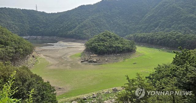 바닥 드러낸 강릉 식수원 오봉저수지 상류