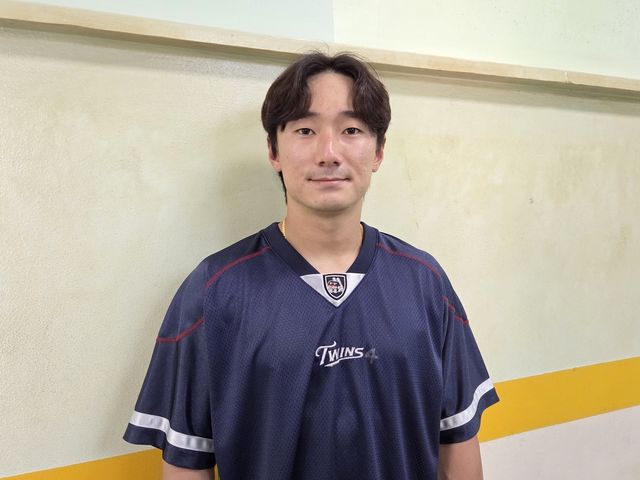 인터뷰하는 신민재