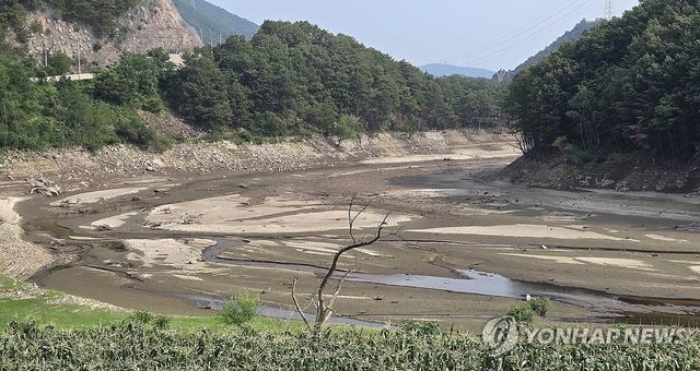 황톳빛 맨바닥 드러난 오봉저수지