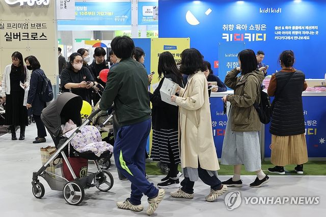 (서울=연합뉴스) = 27일 서울 강서구 마곡동 코엑스 마곡에서 열린 '2025 마이비 마곡 베이비페어&유아교육전'에서 방문객들이 육아용품을 살펴보고 있다. 2025.3.27 [연합뉴스 자료사진]