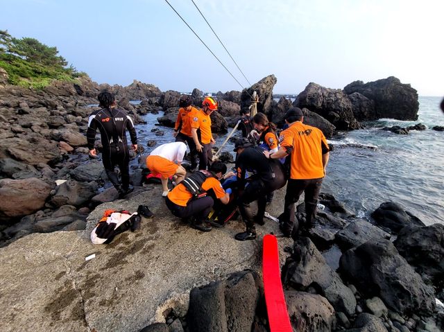 응급조치 하는 구조대원들