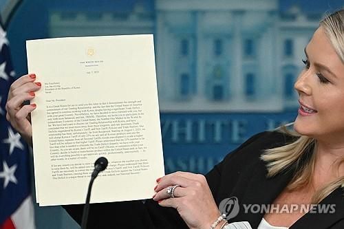 백악관 대변인이 강조하듯이 브리핑에서 드러내 보인 트럼프 대통령의 관세서한 [AFP 연합뉴스. 재판매 및 DB 금지]