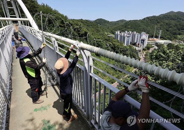 광주 제석산 구름다리에 안전 철조망 설치