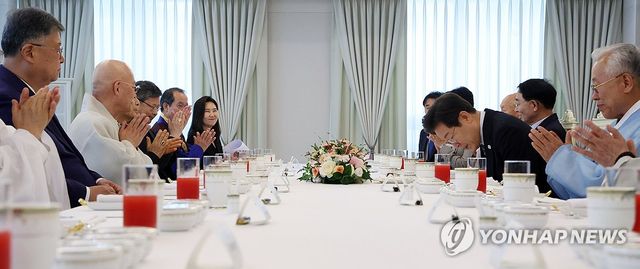 인사하는 이재명 대통령