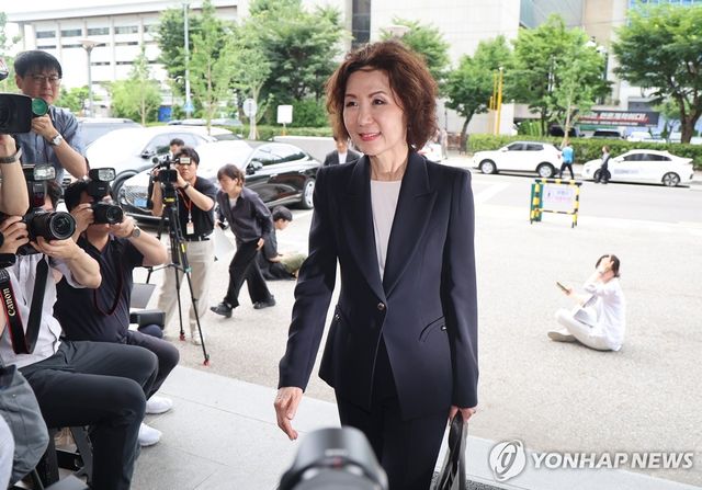 출근하는 이진숙 교육부 장관 후보자