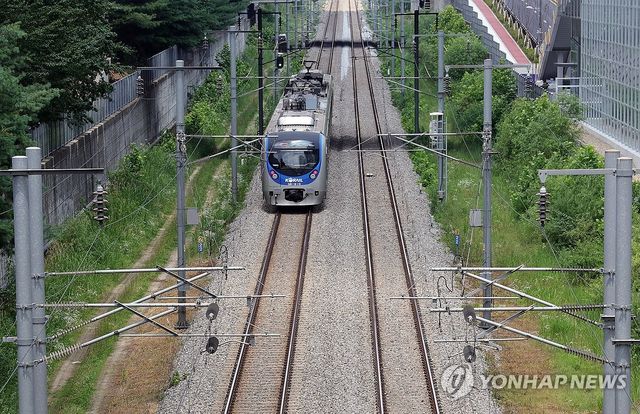 폭염에 달궈진 철로 위 열차