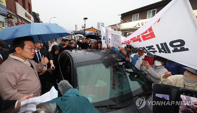 하소연 경청하는 이재명 후보