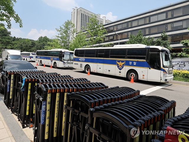 중앙지법 앞에는