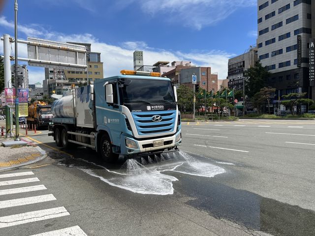 도로에 물 뿌리는 살수차