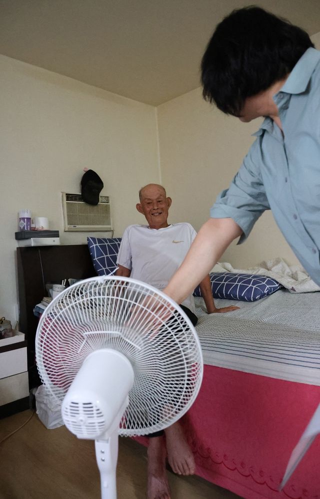 선풍기 쐬는 김광수씨