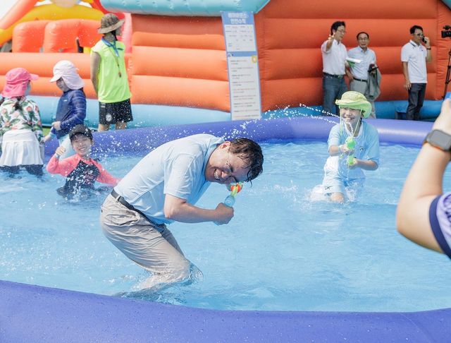 1일 우장산 워터파크에서 아이들과 물놀이를 즐기는 진교훈 구청장