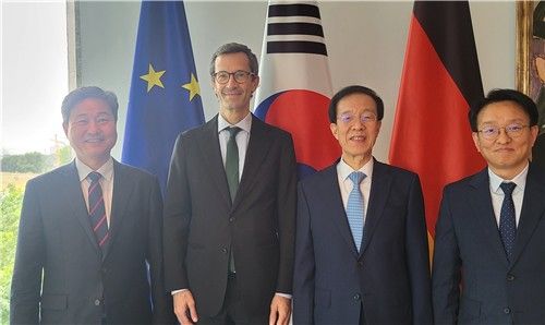 귄터 자우터 독일 총리실 외교안보보좌관(왼쪽 두번째)과 독일 특사단이 지난달 31일(현지시간) 기념 촬영을 하고 있다. [외교부 제공. 재판매 및 DB 금지]