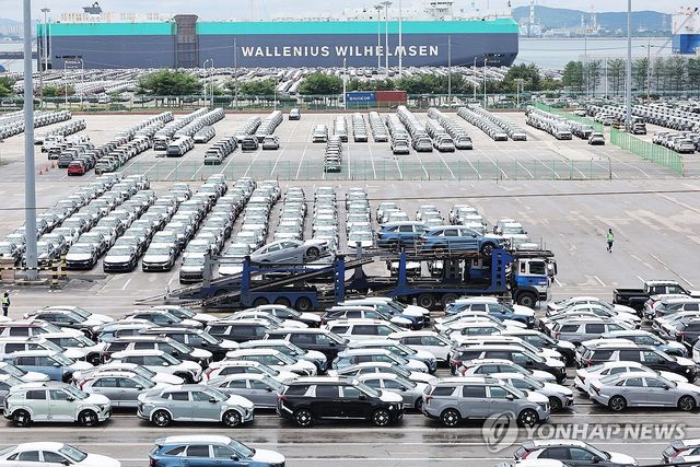 평택항에서 수출 대기 중인 자동차