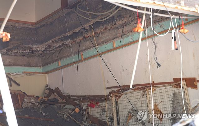 철근 휘어진 내부…창원 건물 천장 붕괴로 4명 사상