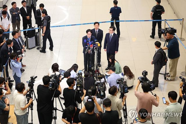 취재진 질문에 답하는 김정관 장관