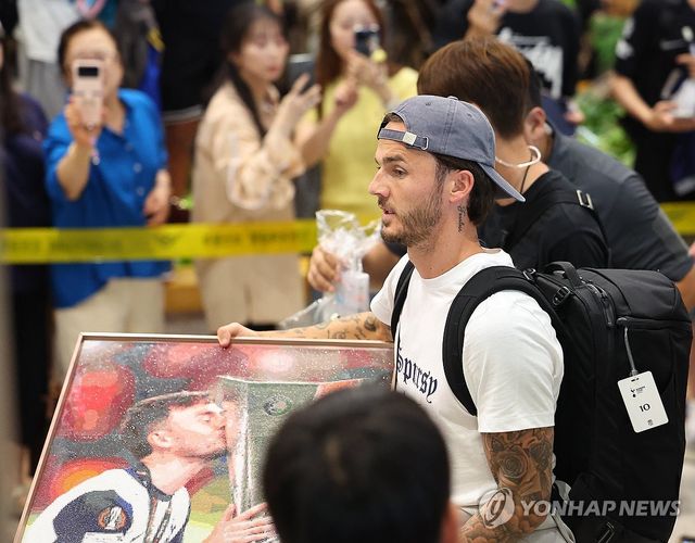 팬이 준비한 액자 받은 매디슨