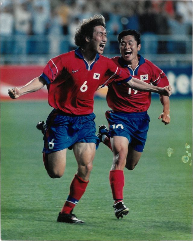 유가족으로부터 기증받은 고 유상철 감독의 현역 시절 경기 모습