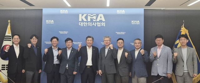 (서울=연합뉴스) 대한의사협회와 대한병원협회는 임원진 간담회를 열어 전공의 수련 환경 등 의료현안에 대한 폭넓은 의견을 나누고, 소통을 정례화해 공동 대응 방안을 모색하기로 했다고 1일 밝혔다. 2025.08.01. [대한의사협회 제공. 재판매 및 DB 금지]