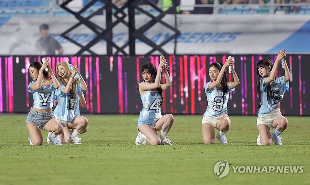 하프타임 공연하는 아이브