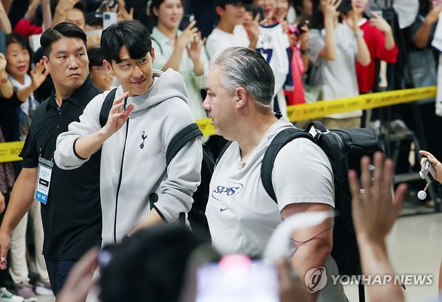 팬들 향해 손 흔드는 손흥민