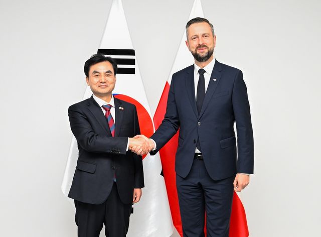 안규백 국방부 장관과 브와디스와프 코시니악-카미슈 폴란드 부총리 겸 국방장관