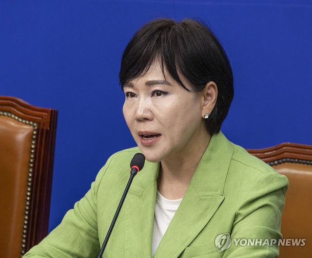 최고위원회의에서 발언하는 전현희