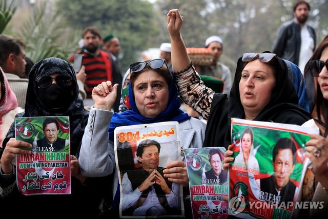 임란 칸 전 파키스탄 총리 석방 요구하는 시위 참가자들