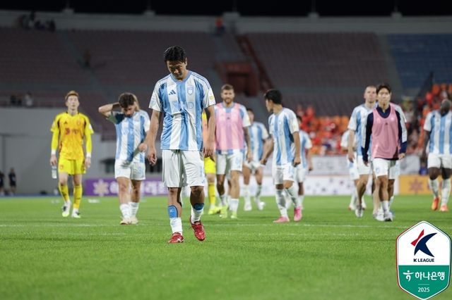 고개 숙인 울산 HD 선수들