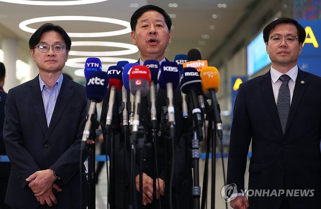 취재진 질문에 답하는 구윤철 부총리