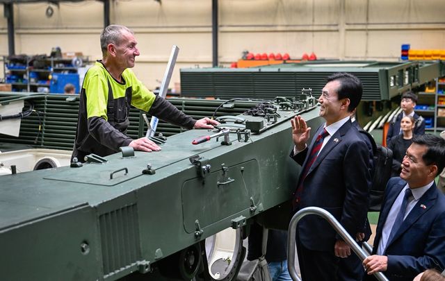 폴란드 부마르 공장 둘러보는 안규백 국방부 장관