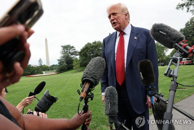 기자들과 대화하는 트럼프 미국 대통령