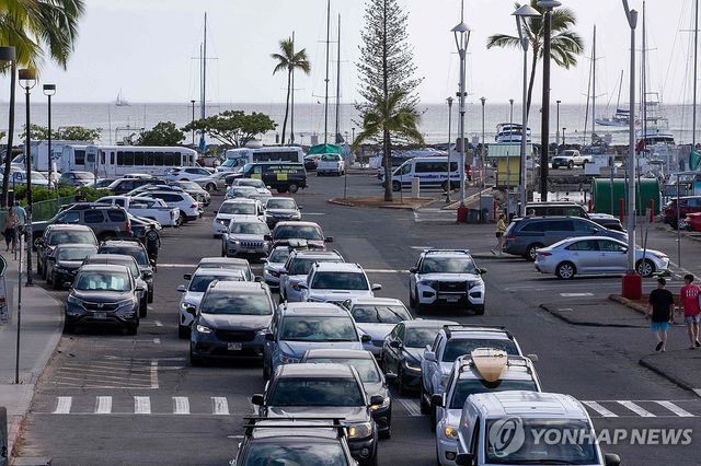 강진 발생 후 하와이 오하우 섬의 대피 행렬