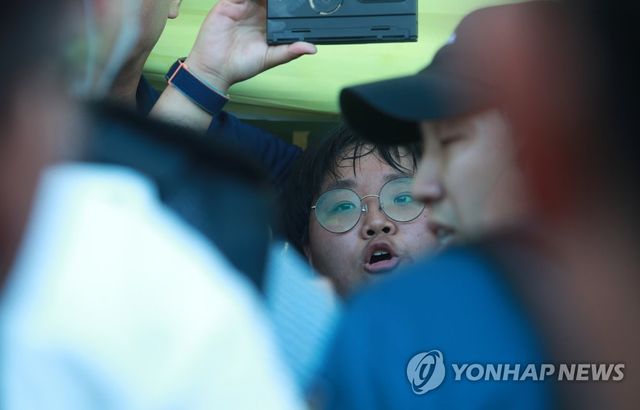 '극장 철거 vs 반대' 대치 상황에 갇힌 절규