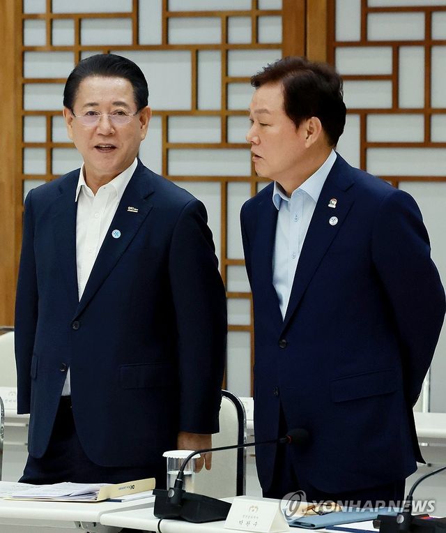 논의하는 전남도지사와 경남도지사