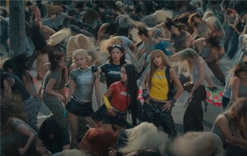 블랙핑크의 '뛰어'(JUMP) 뮤직비디오 화면