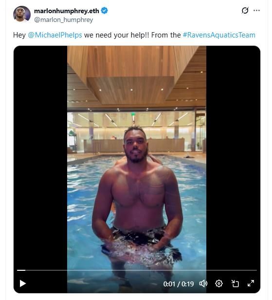 펠프스에게 수영 강습을 요청하는 NFL 볼티모어 레이번스 선수들.