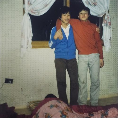 서울 S 보육원 시절 단짝 고아 친구와 함께한 유진수 대표(오른쪽) 