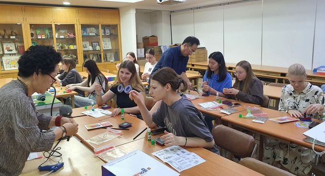 종이접기로 청사초롱 만들고 있는 러·CIS 한글학교 학생들