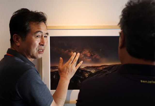 작품 성명하는 노남호 작가